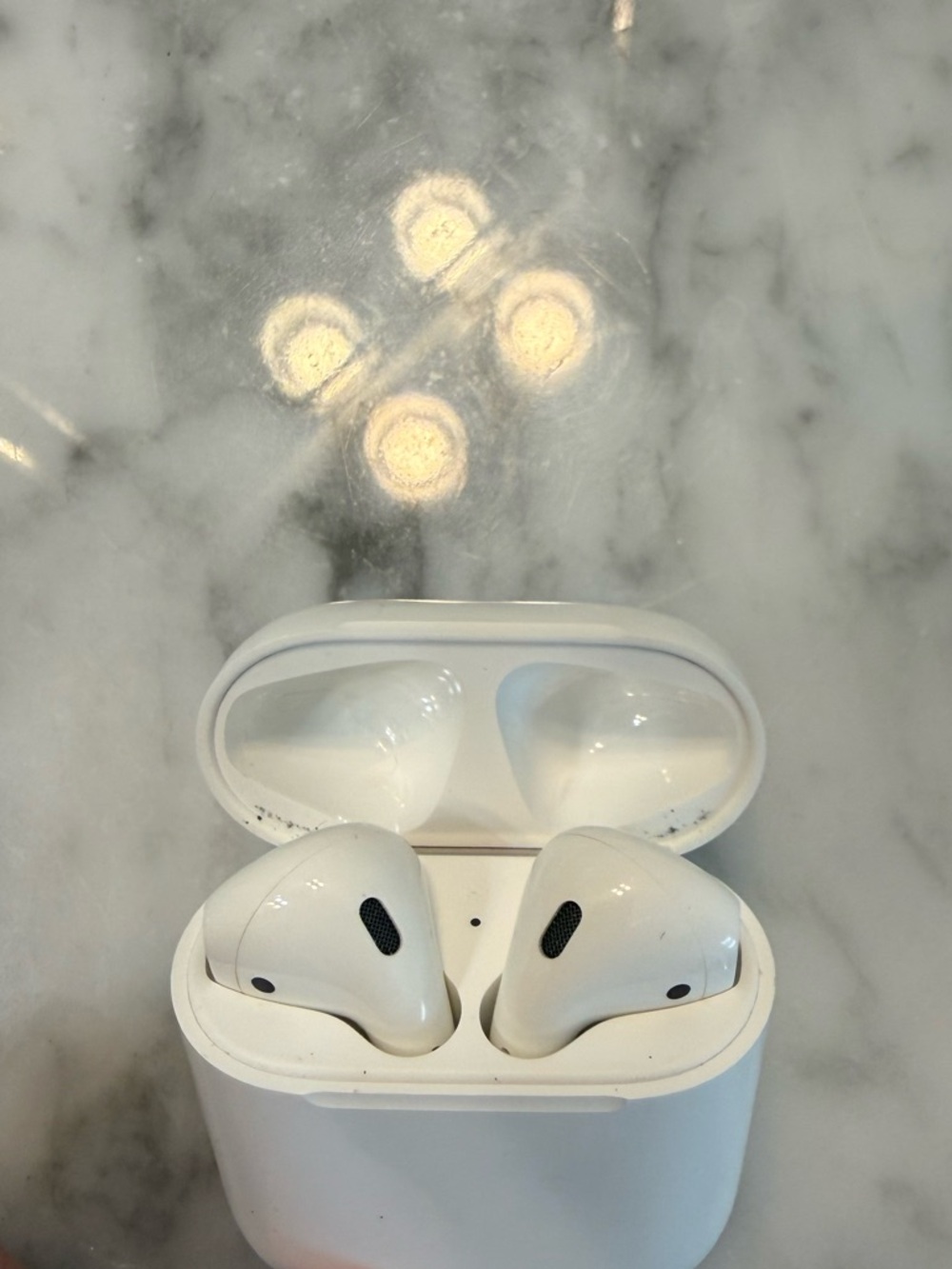 AirPods - Generation 1 - Picture 3 of 3